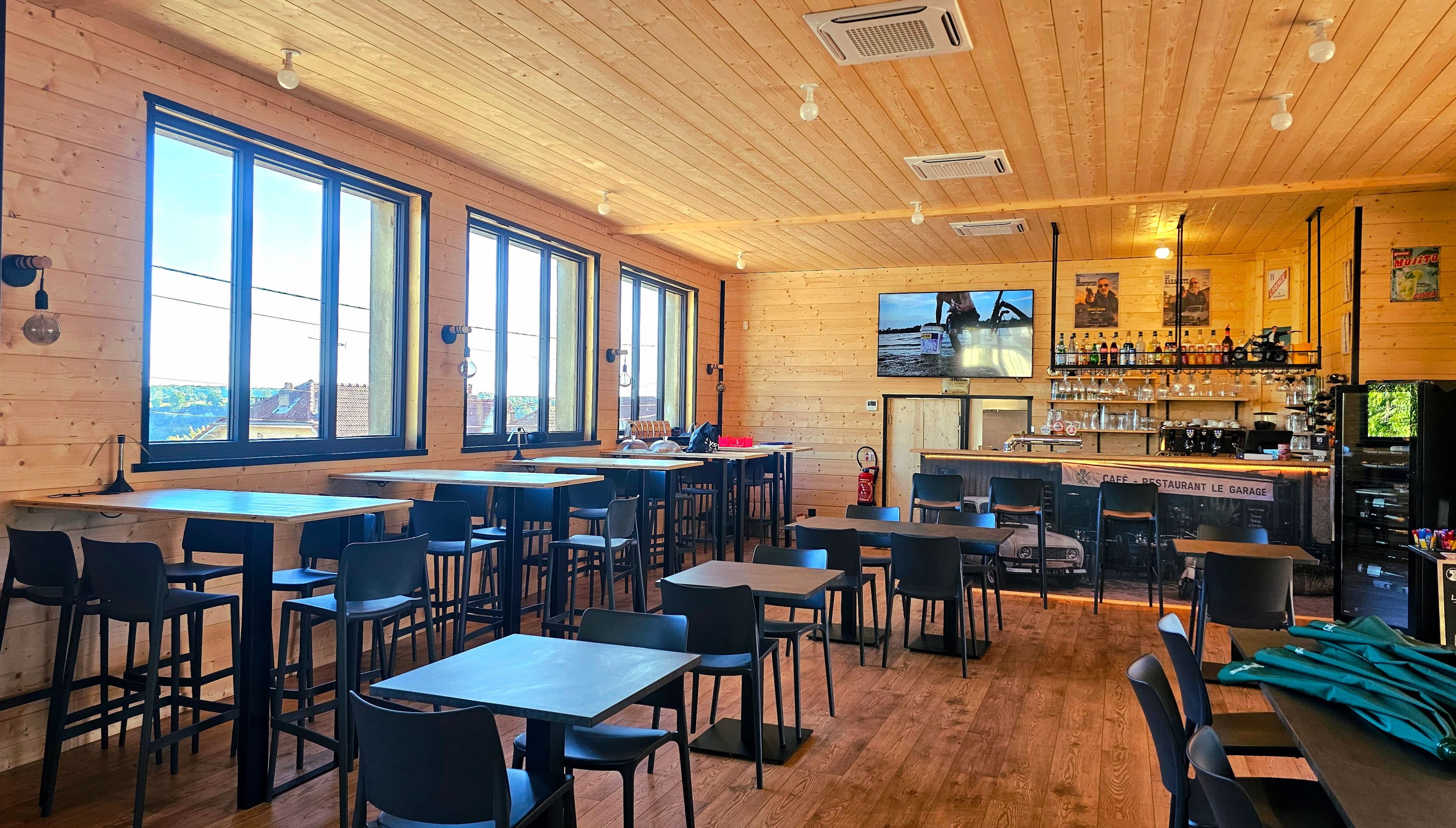 Transformation du Garage en restaurant contemporain à Saint-Vit
