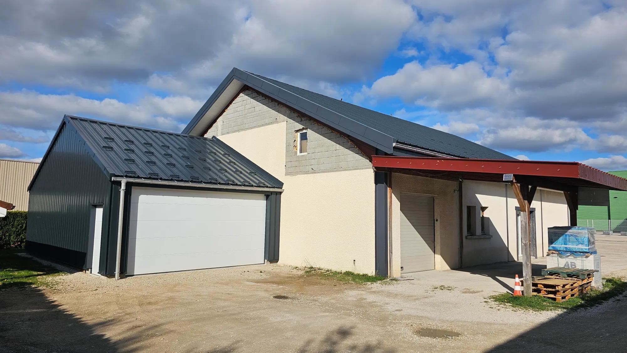 Extension d’un bâtiment commercial et création d’un entrepôt, Pontarlier (25)